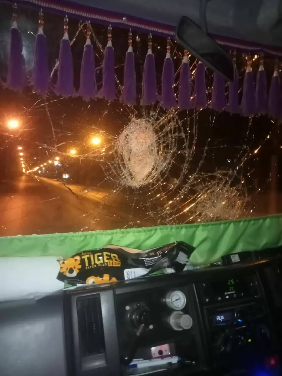 ฉุนแตร! วัยรุ่นลำลูกกาไล่ล่าปาหินใส่สิบล้อส่งนมกระจกแตกยับ