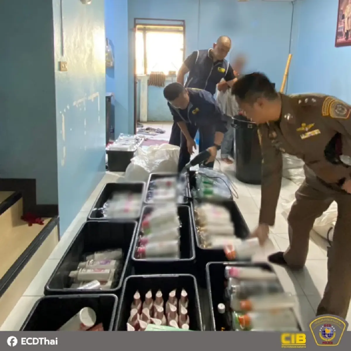 รวบลุงแสบ ผสมสูตรแชมพูกวนมือปลอมแบรนด์ดัง ขายตลาดนัด อ้างหลุด QC