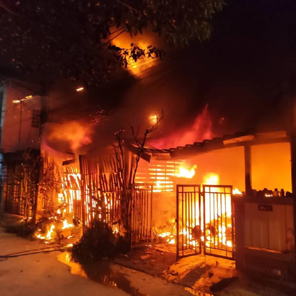 ไฟไหม้ทาวน์เฮ้าส์ซอยพหลโยธิน 63 ลุกลามวอดเสียหาย 3 คูหา