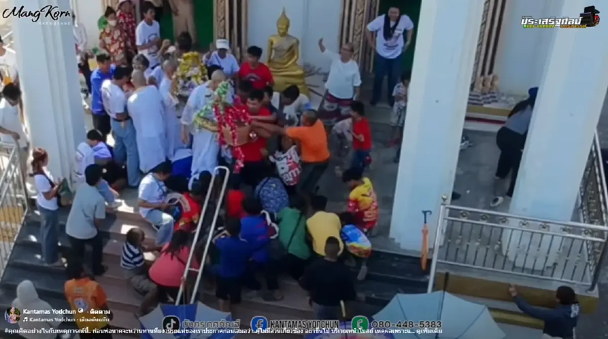 บาปหรือบุญ นาคโปรยทานไม่สะใจ หนุ่มล้วงเอาเองในตร้า กระชากทองนาค