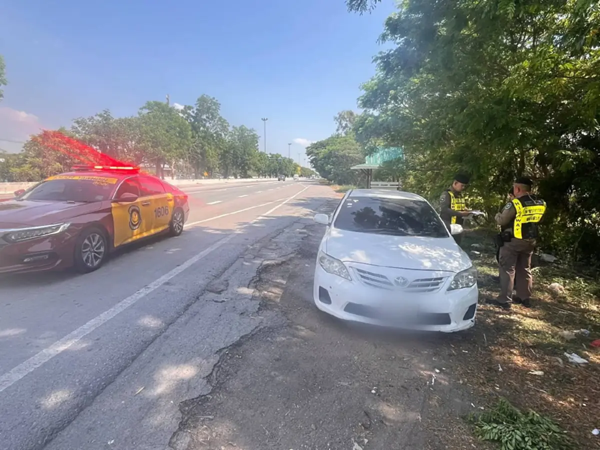 จับชายปลอมป้ายภาษีรถยนต์ ใช้ป้ายภาษีมอเตอร์ไซค์ตบตา