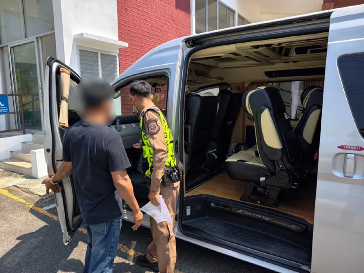 ระวังโดนทิ้ง ตร.จับรถตู้เถื่อนไร้ใบอนุญาต เสี่ยงอันตราย-ไม่มีประกัน