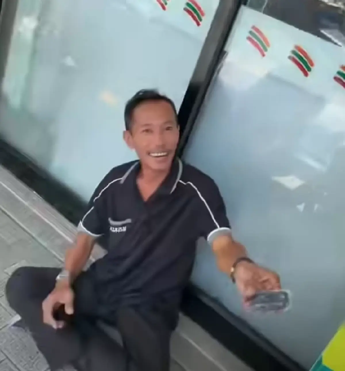 รู้แล้วอาชีพแท้จริง ชายนั่งหน้าร้านสะดวกซื้อ หลังคลิปเป็นไวรัล