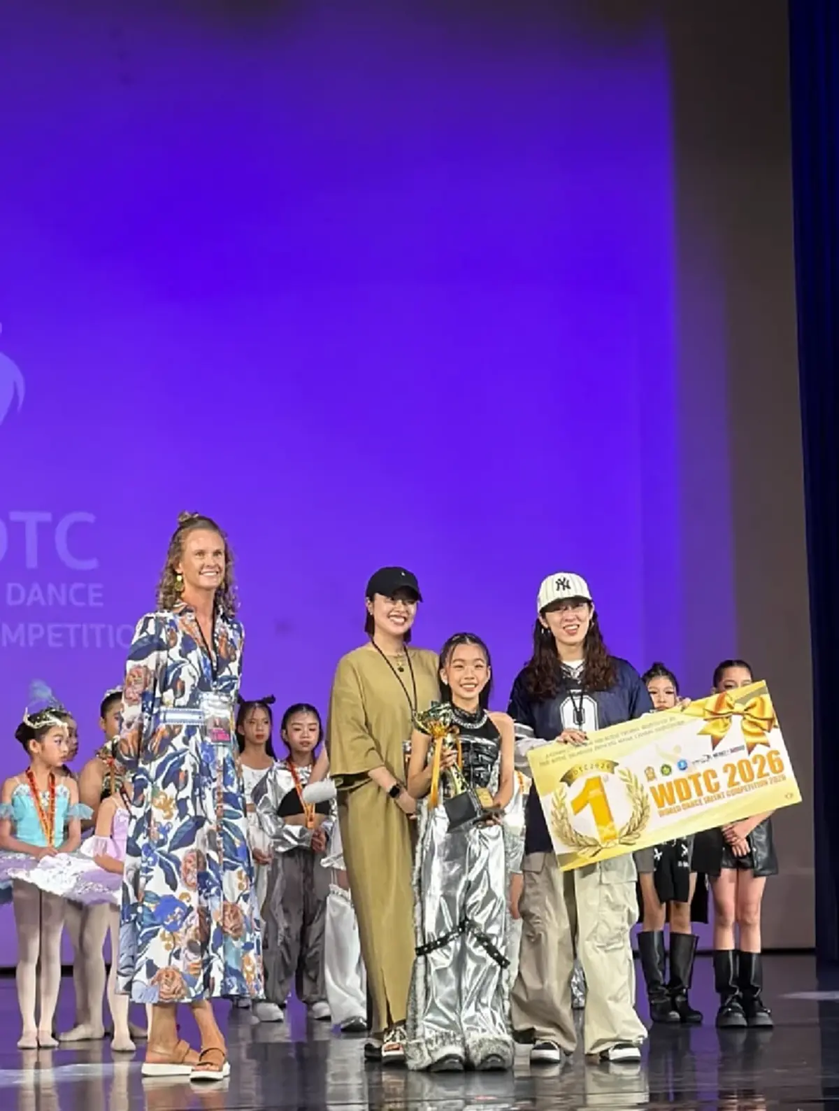 ภูมิใจสุดหัวใจ! ลูกสาวคว้าแชมป์เวทีเต้นนานาชาติ ถ้วยแรกในชีวิต