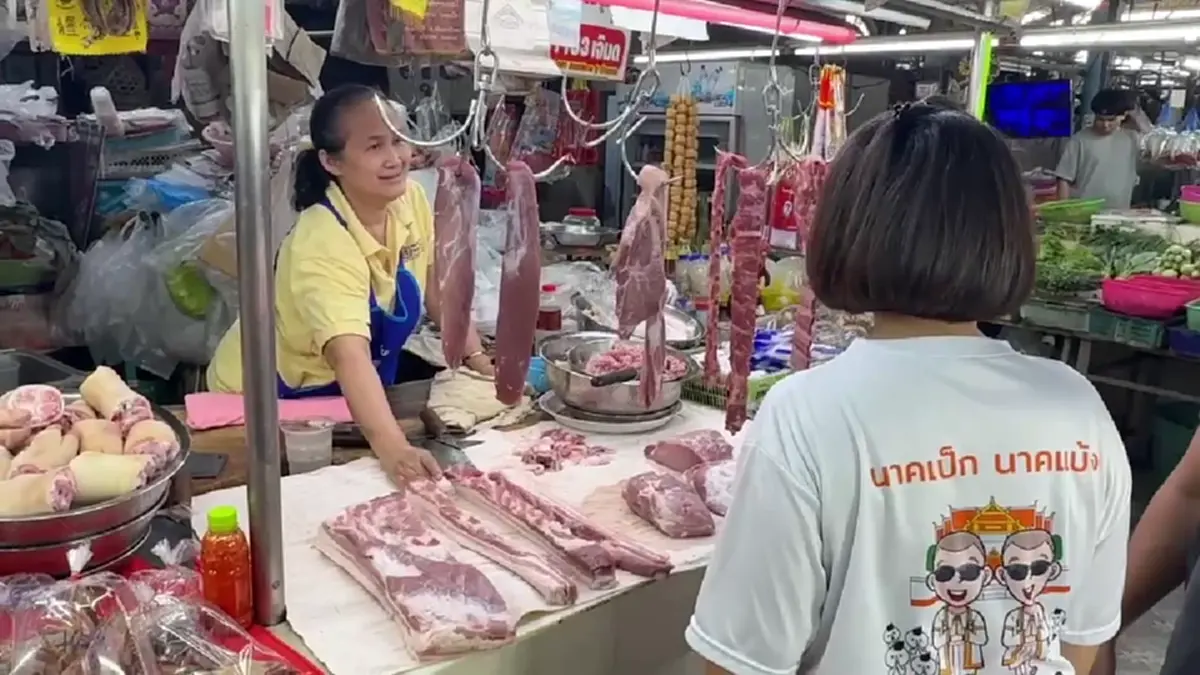 อ่วมหมูโลละ 200! แม่ค้าอ่างทองท้อพิษน้ำมันแพงทำตลาดเงียบเหงา