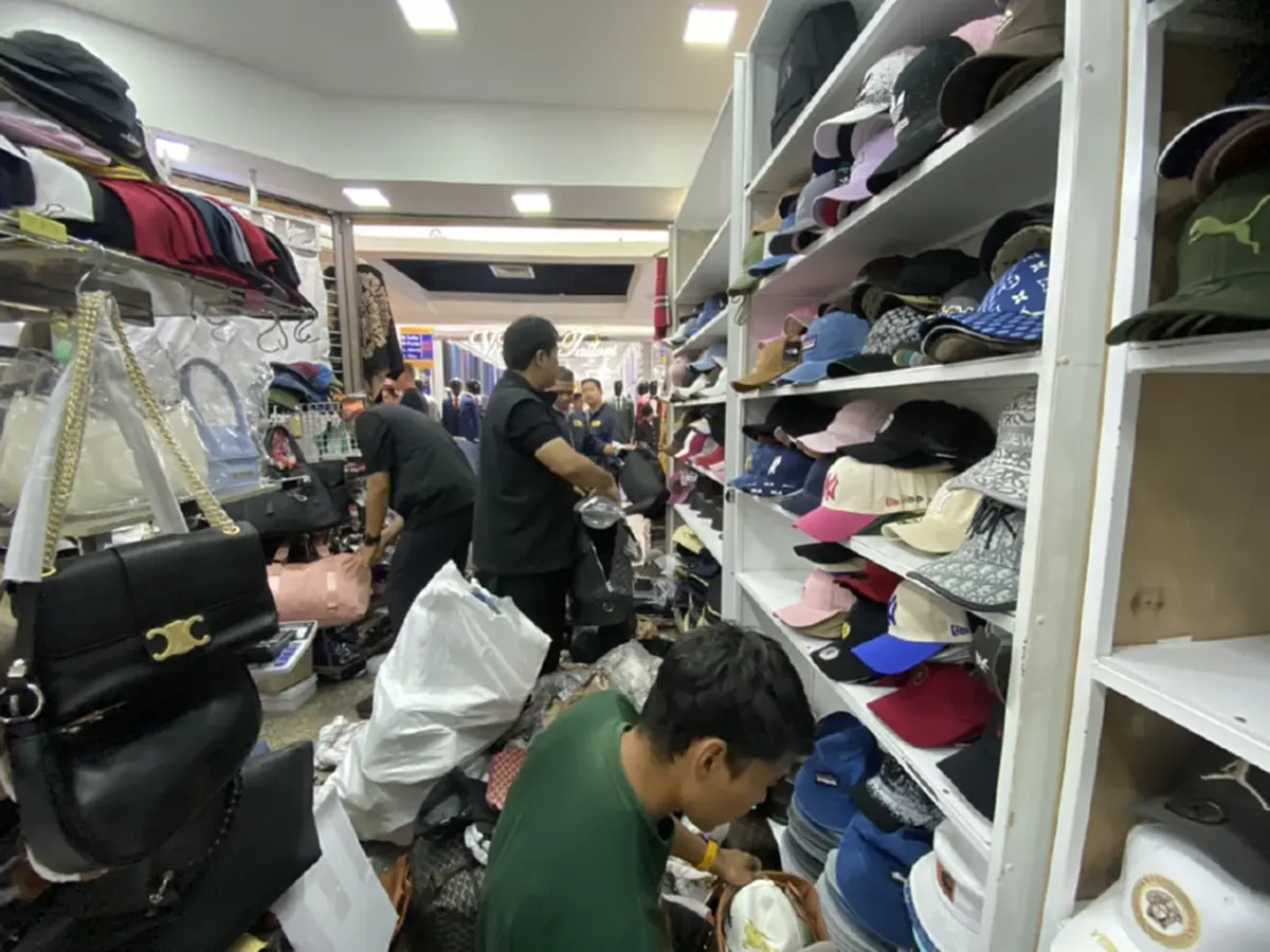 บุกห้างกลางกรุง กวาดล้างสินค้าปลอม เศรษฐกิจพังไม่ต่ำกว่า 70 ล้าน