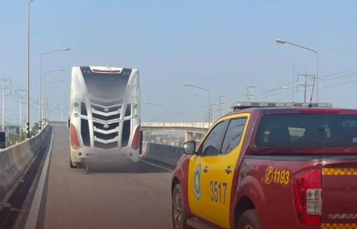 รถบัสน้ำมันหมดพิรุธ! จอดขวางถนน 304 ก่อนถูกจับ เจอยาบ้า 15 เม็ด