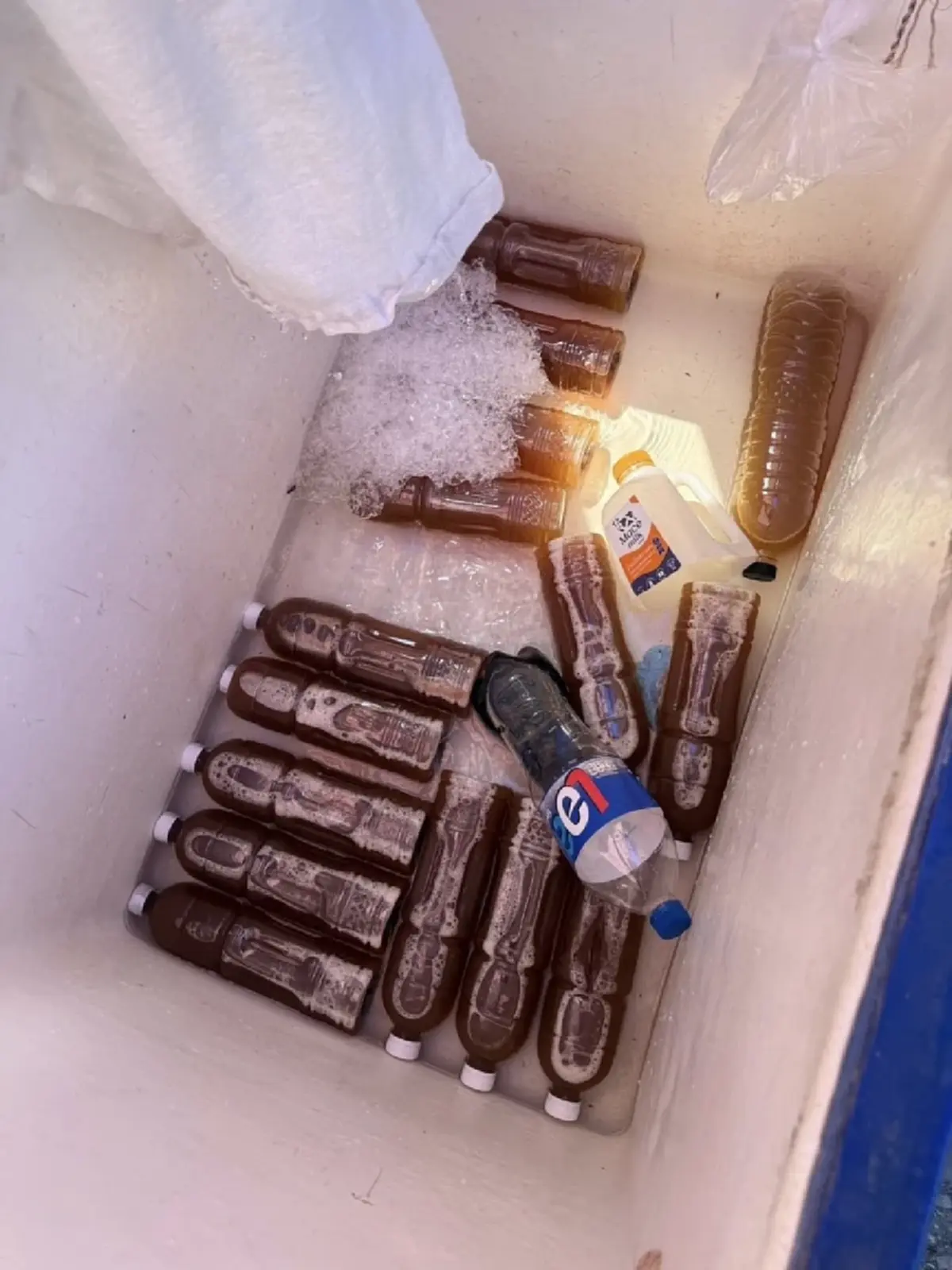 บุกจับแผงลอย น้ำกระท่อมผสมยา ไร้ใบอนุญาต ลูกค้าจับกลุ่มคึกคัก