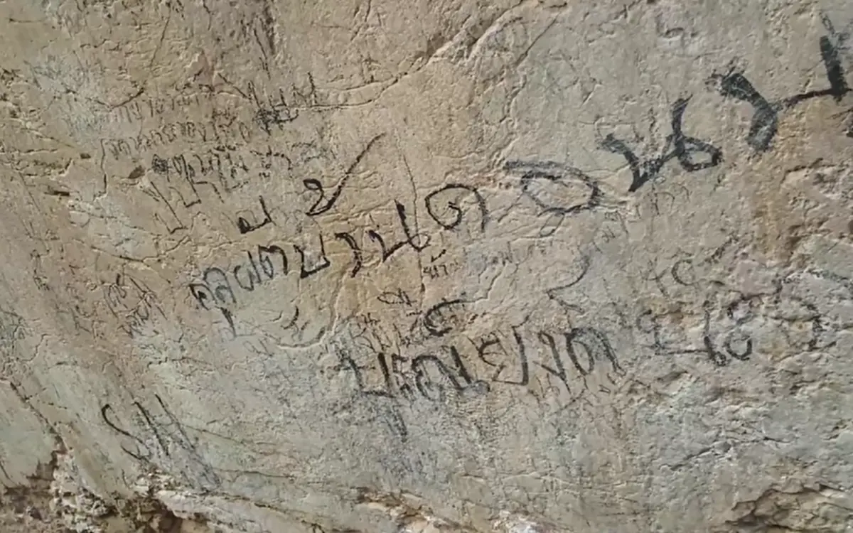 ประจานมือบอน! นทท.สลักชื่อเต็มผาหอบลำปาง แหล่งหินล้านปี