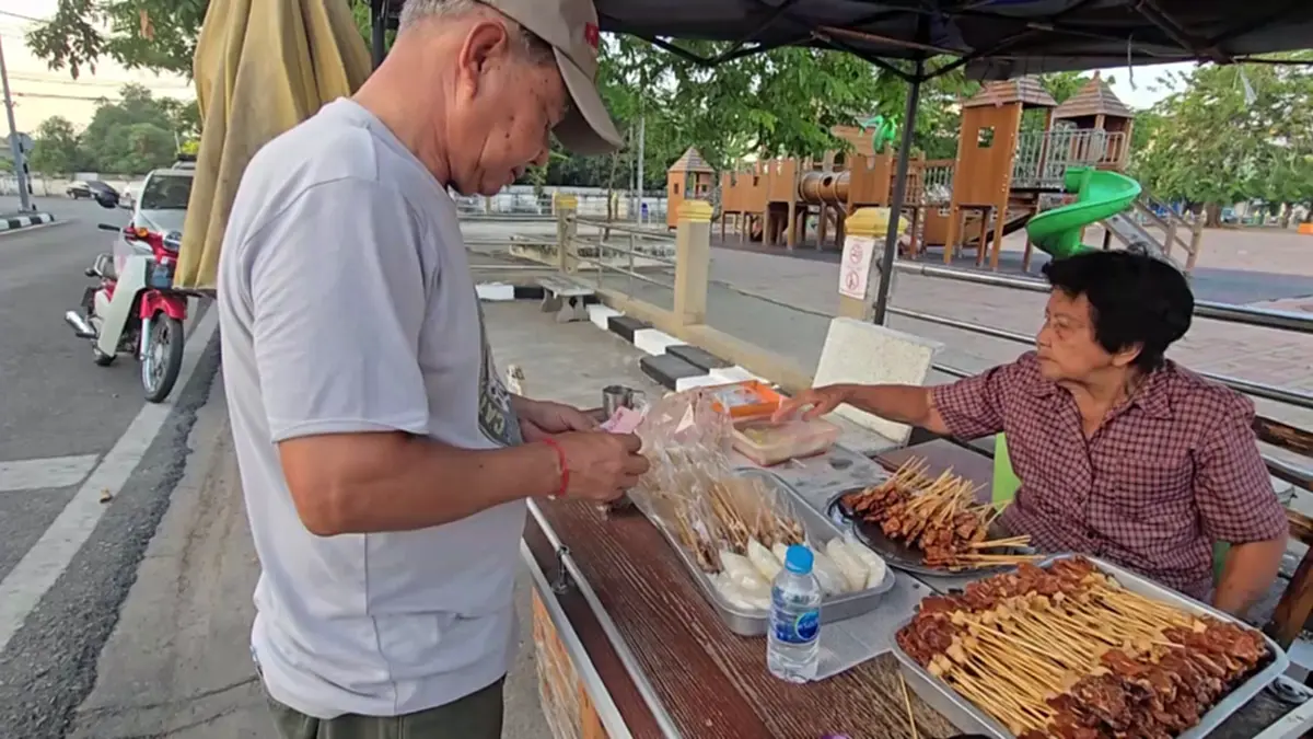 สู้เพื่อลูกค้า! หมูปิ้ง ไม้ละ 2 บาท ยันไม่ขึ้นราคาแม้ต้นทุนพุ่ง