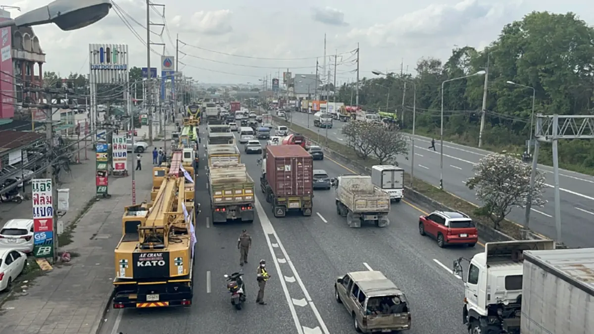 รถบรรทุกบุกแหลมฉบัง จี้รัฐสางปัญหาน้ำมันแพงและขาดแคลน