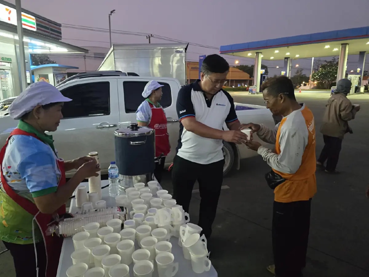 น้ำใจเจ้าของปั๊มกำแพงเพชรแจกน้ำเต้าหู้ฟรีปลอบใจคนรอคิวน้ำมัน