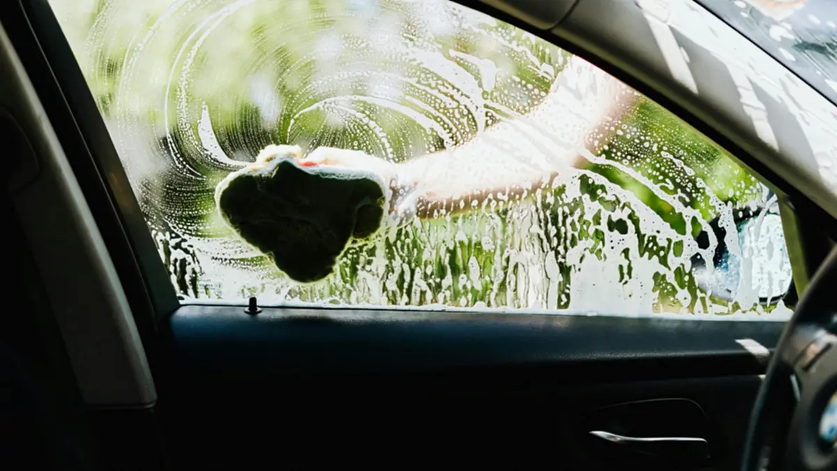 ล้างรถด้วยน้ำยาล้างจานได้ไหม? ไขคำตอบชัดๆ ก่อนสีรถพังไม่รู้ตัว