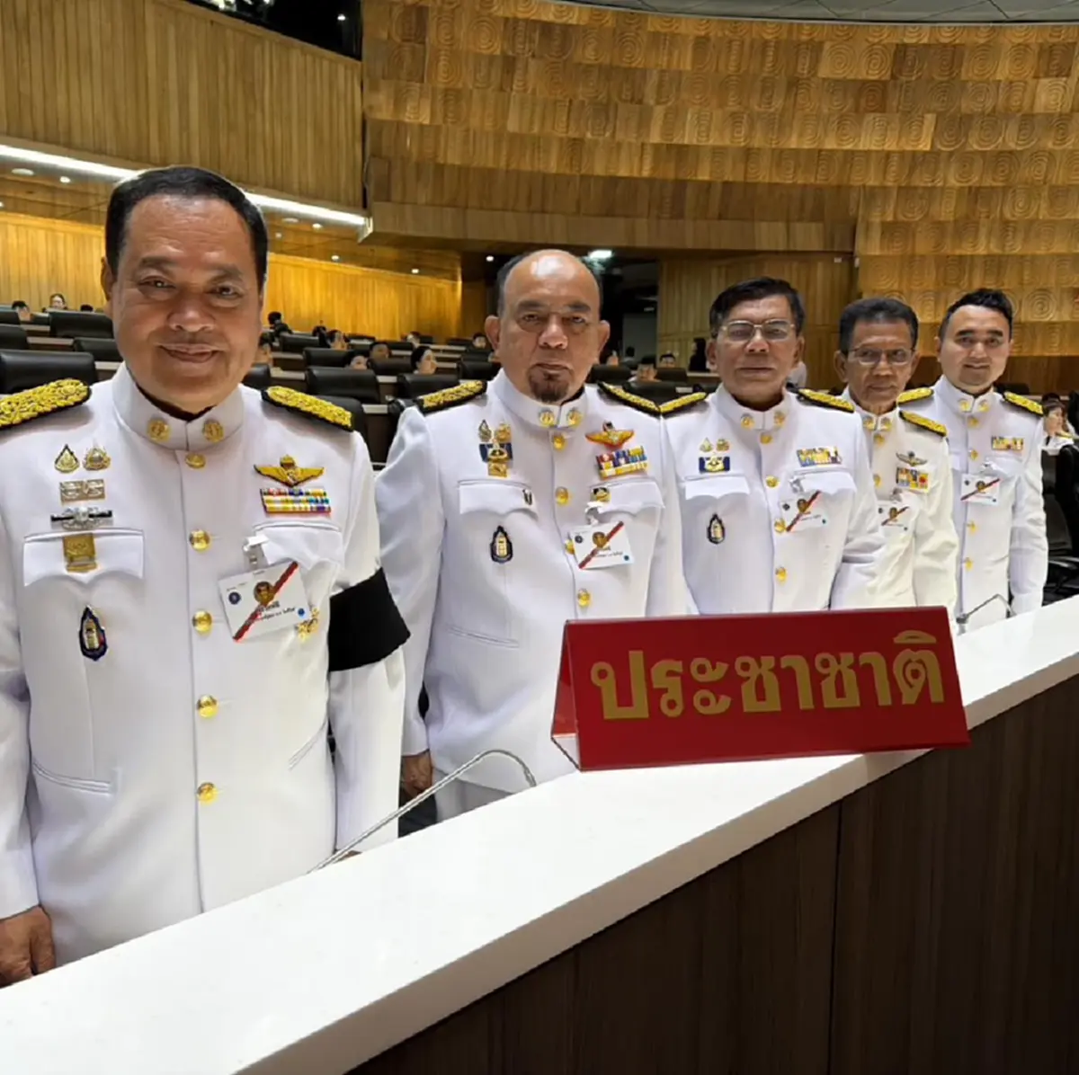 ถึงว่า สส.พรรคดัง โดนโจมตีจนรถพรุน ทั้งๆ ที่อยู่หน้าบ้านของตนเอง