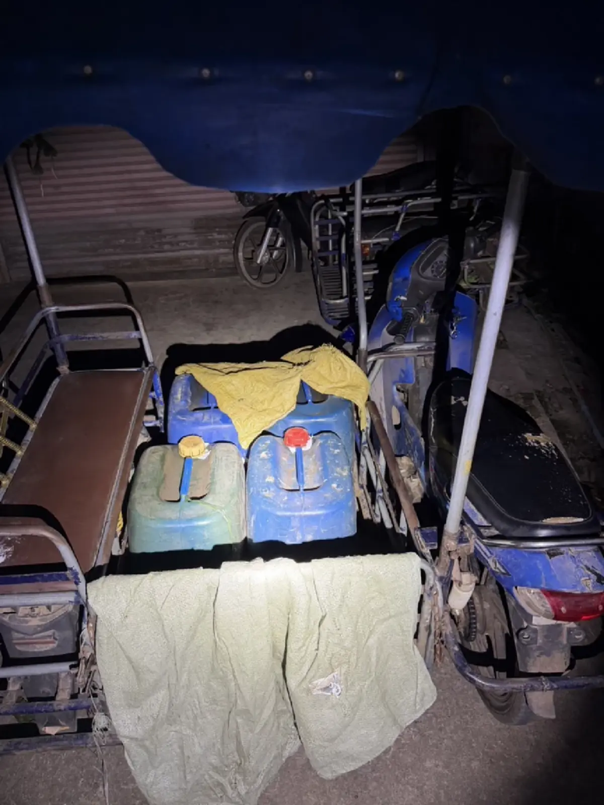 สังขละบุรีเข้ม! รวบหนุ่มพม่าลอบขนดีเซลพรางผ้าห่มส่งออก