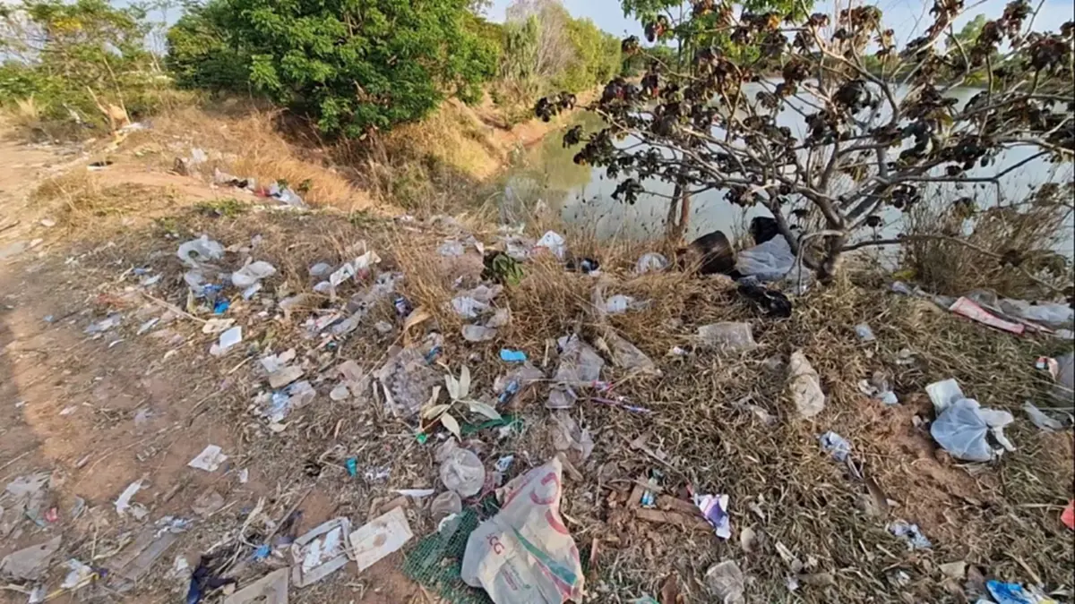 ชาวบ้านหลุ่งประดู่โวยบ่อขยะพิษ จี้นายก อบต. ใหม่เร่งย้าย