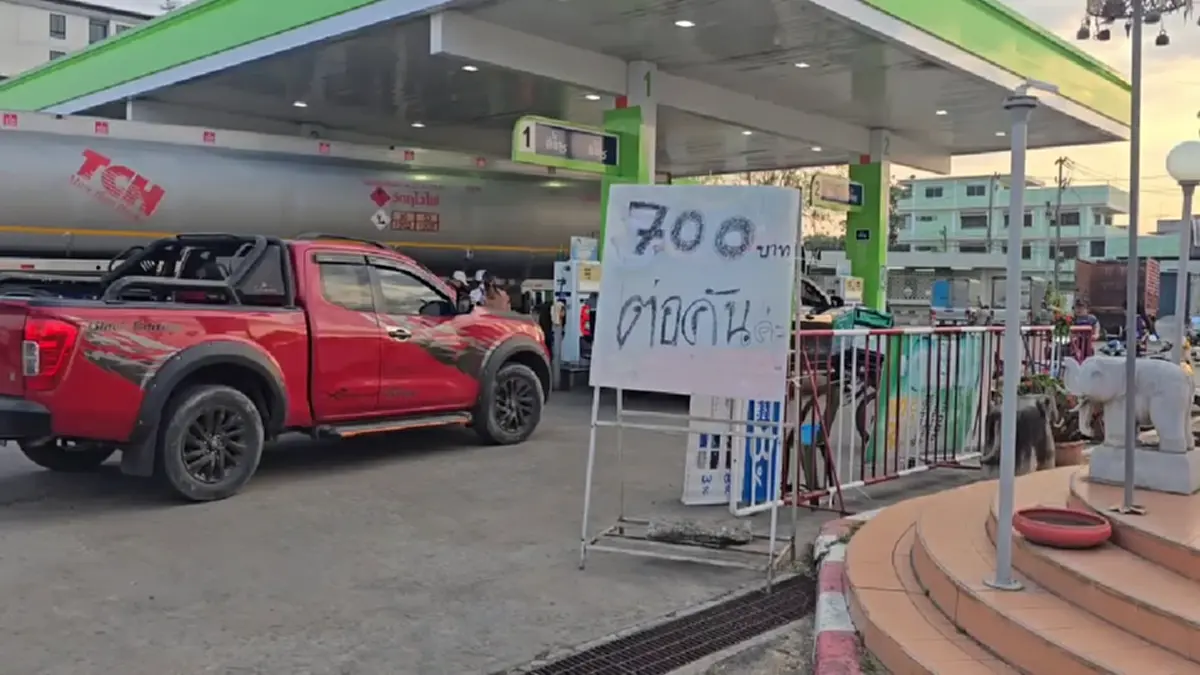 ดีเซลกำแพงเพชรขาดตลาด! ชาวบ้านแห่ต่อคิวแน่นจำกัดเติมคนละ 700