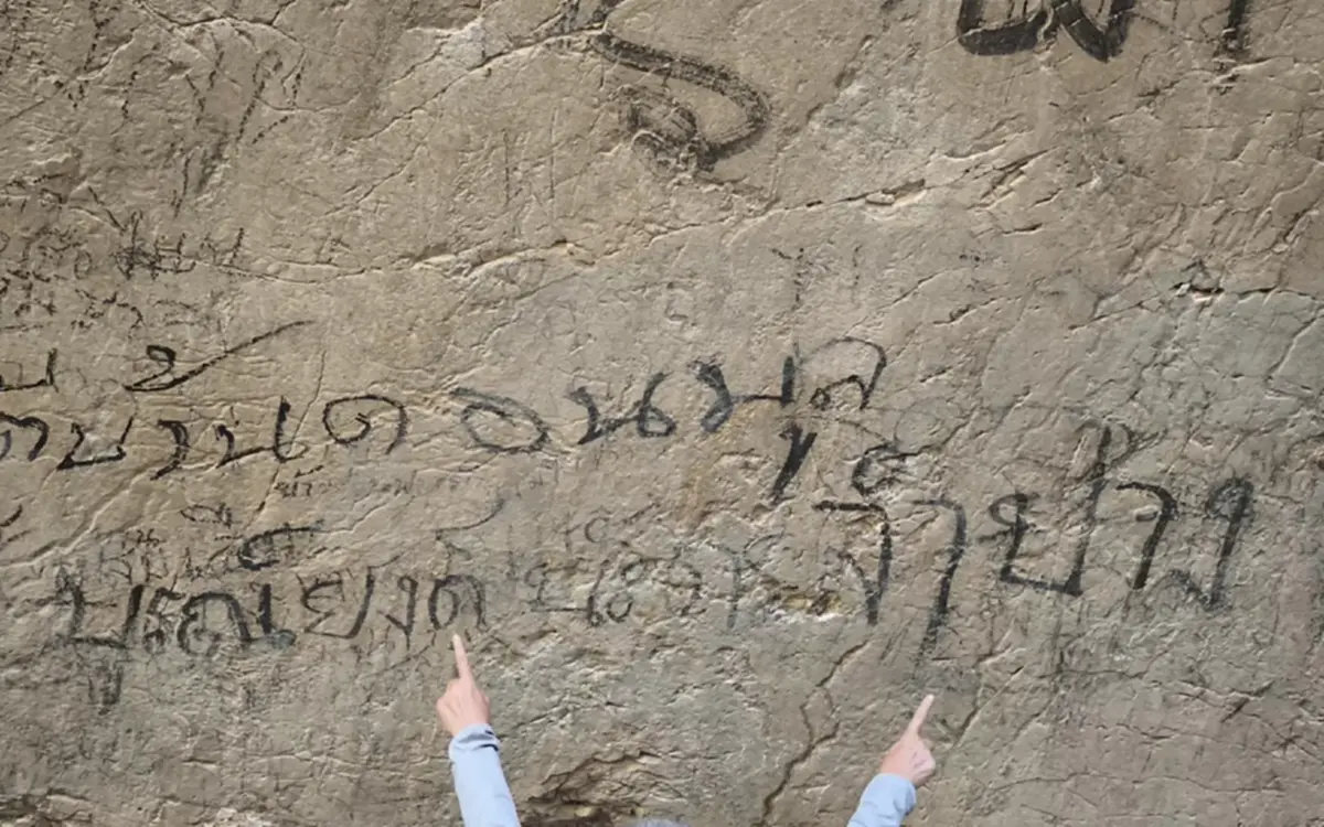 ประจานมือบอน! นทท.สลักชื่อเต็มผาหอบลำปาง แหล่งหินล้านปี