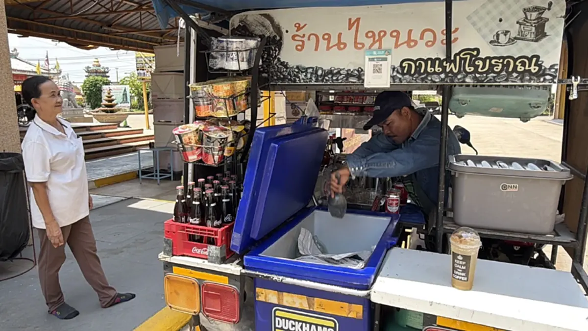 พ่อค้าโคราชขายกาแฟราคาบุญที่ฮุก 31 ส่งกุศลช่วยลูกป่วยดาวน์