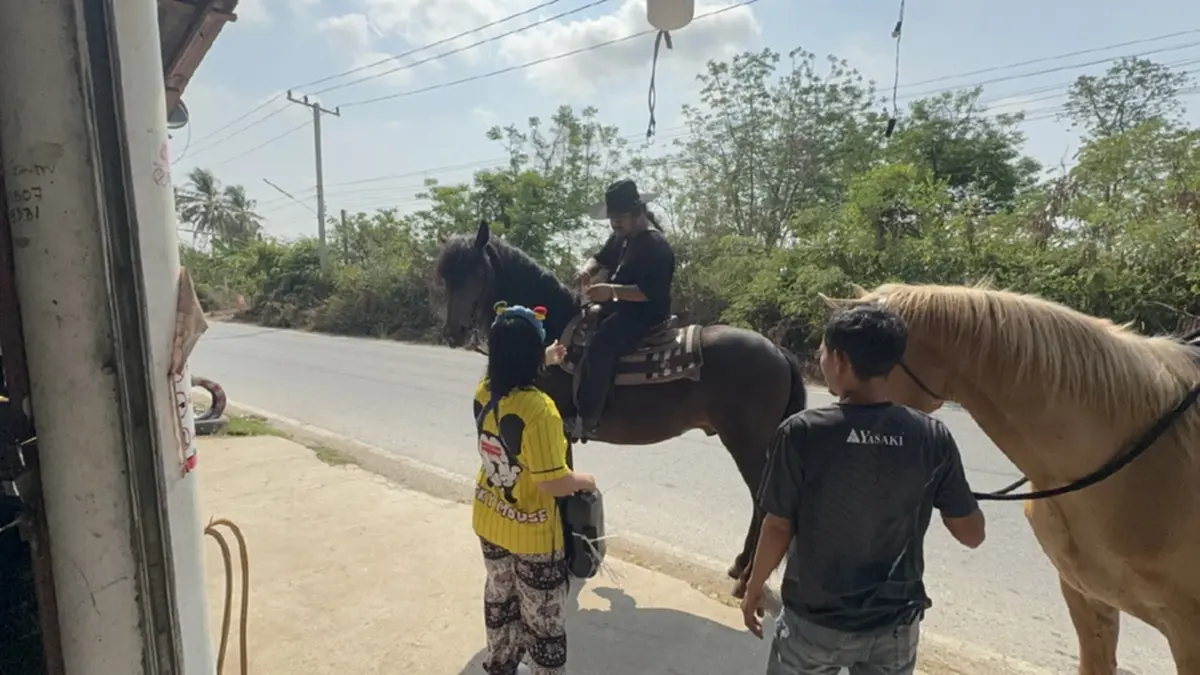 อาจารย์สักยันต์ชื่อดังควบม้าคู่ใจตระเวนหาซื้อน้ำมันปั๊มหลอด