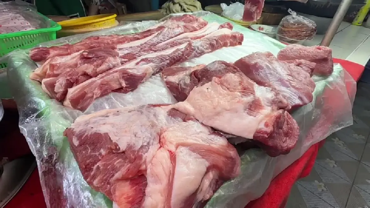 อ่วมหมูโลละ 200! แม่ค้าอ่างทองท้อพิษน้ำมันแพงทำตลาดเงียบเหงา