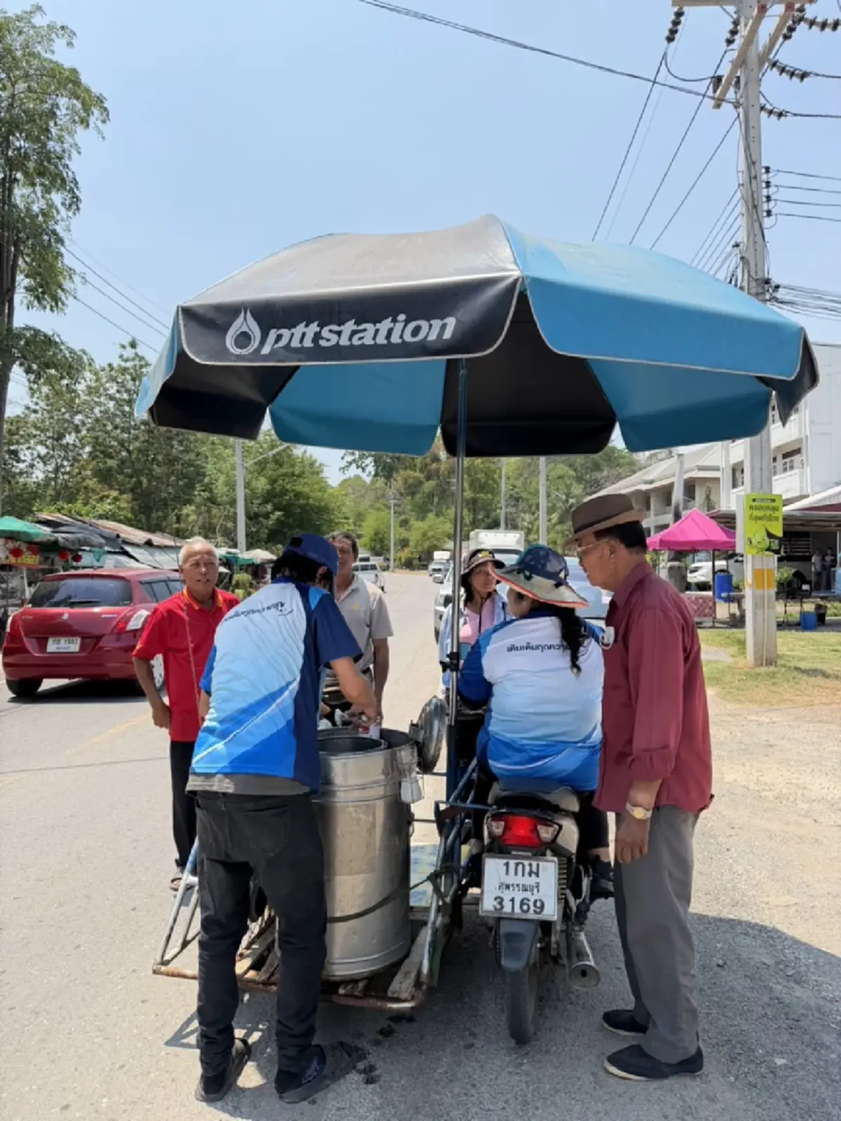 สุพรรณฯ น้ำใจงาม! ปั๊มด่านช้างแจกไอศกรีมคลายร้อนคนรอเติมน้ำมัน