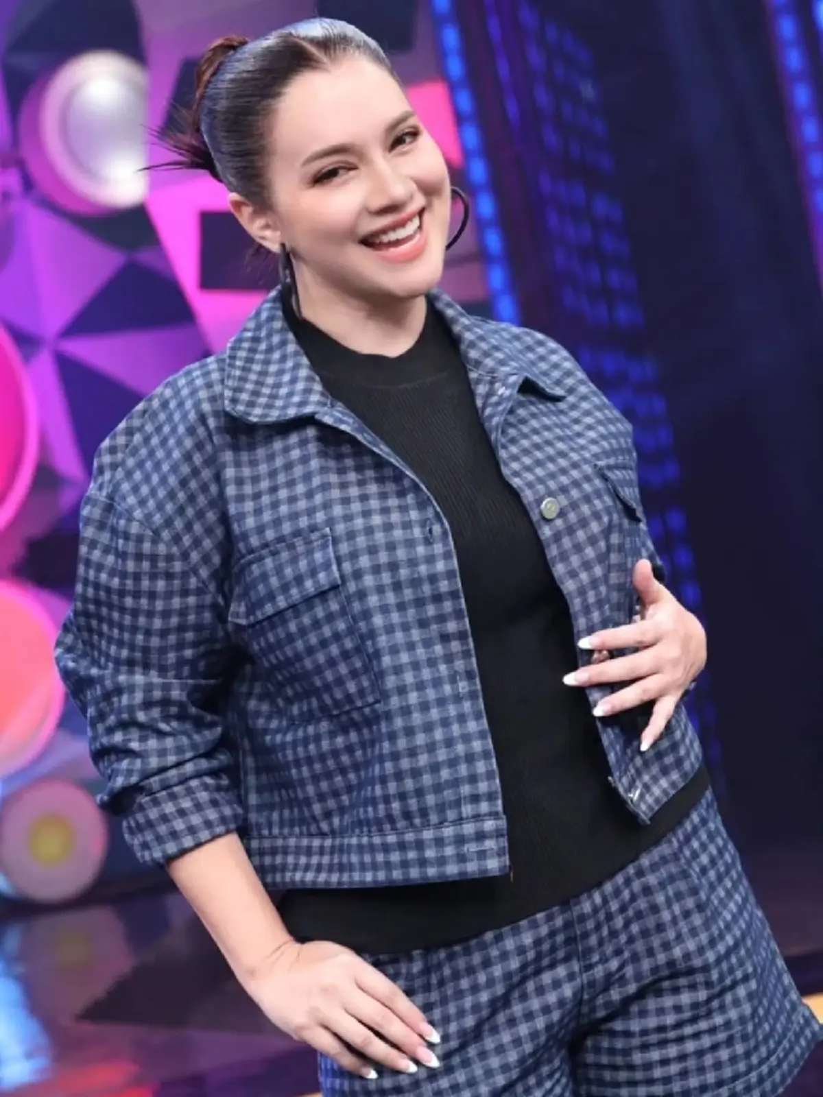 วัย 50+ ยังเป๊ะ นักร้องสาว อวดลุคล่าสุด สวยออร่า กาลเวลาเอาไม่อยู่