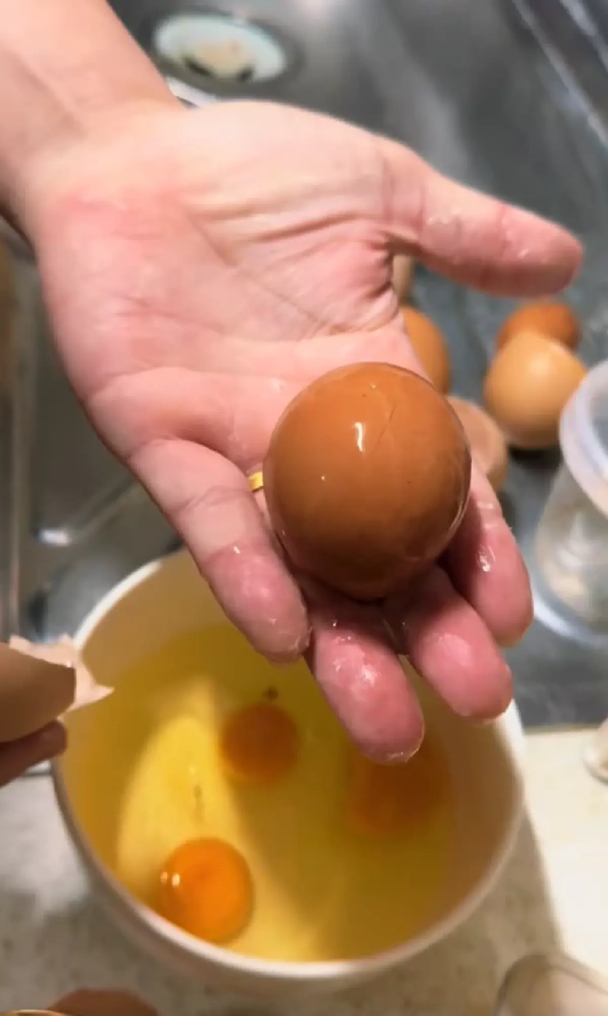 หนุ่มซื้อไข่ไก่จากตลาด ตอกออกมา เจอสิ่งไม่คาดคิดข้างในอย่างพีค