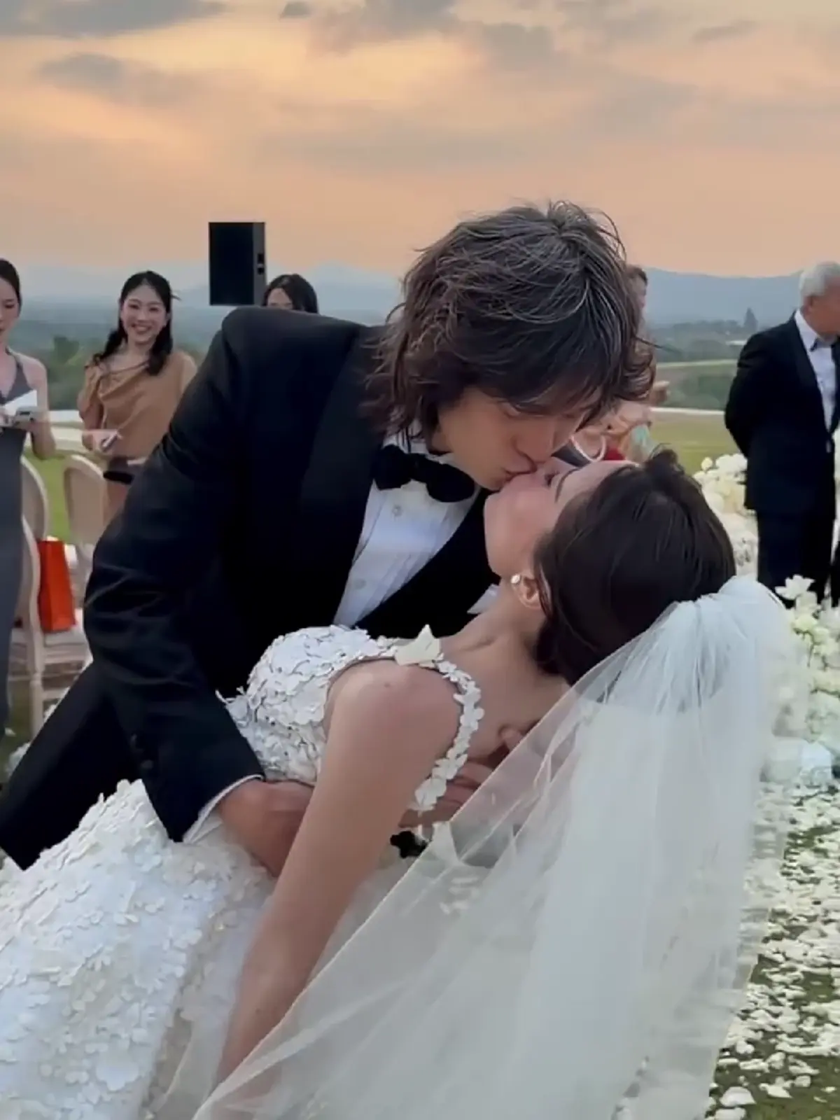 “มิลลี่ คามิลล่า” วิวาห์ “ระฟ้า” ทายาทอากู๋ แกรมมี่ สุดโรแมนติก