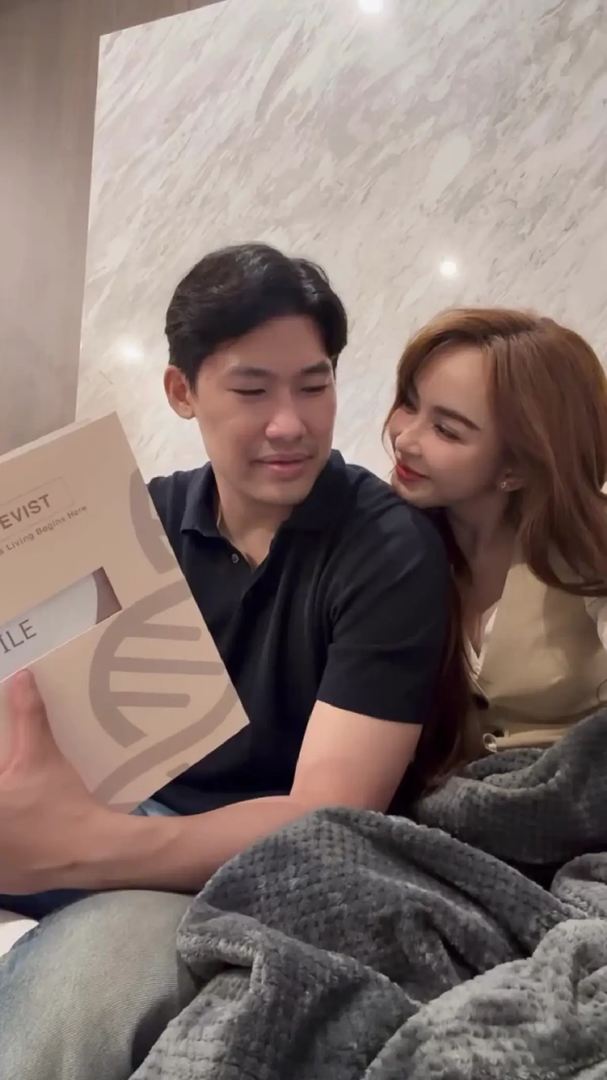 หวานจนหลุดโฟกัส! “เป้ย ปานวาด” ฟังผลตรวจแต่มองแฟนหมอไม่ละสายตา  