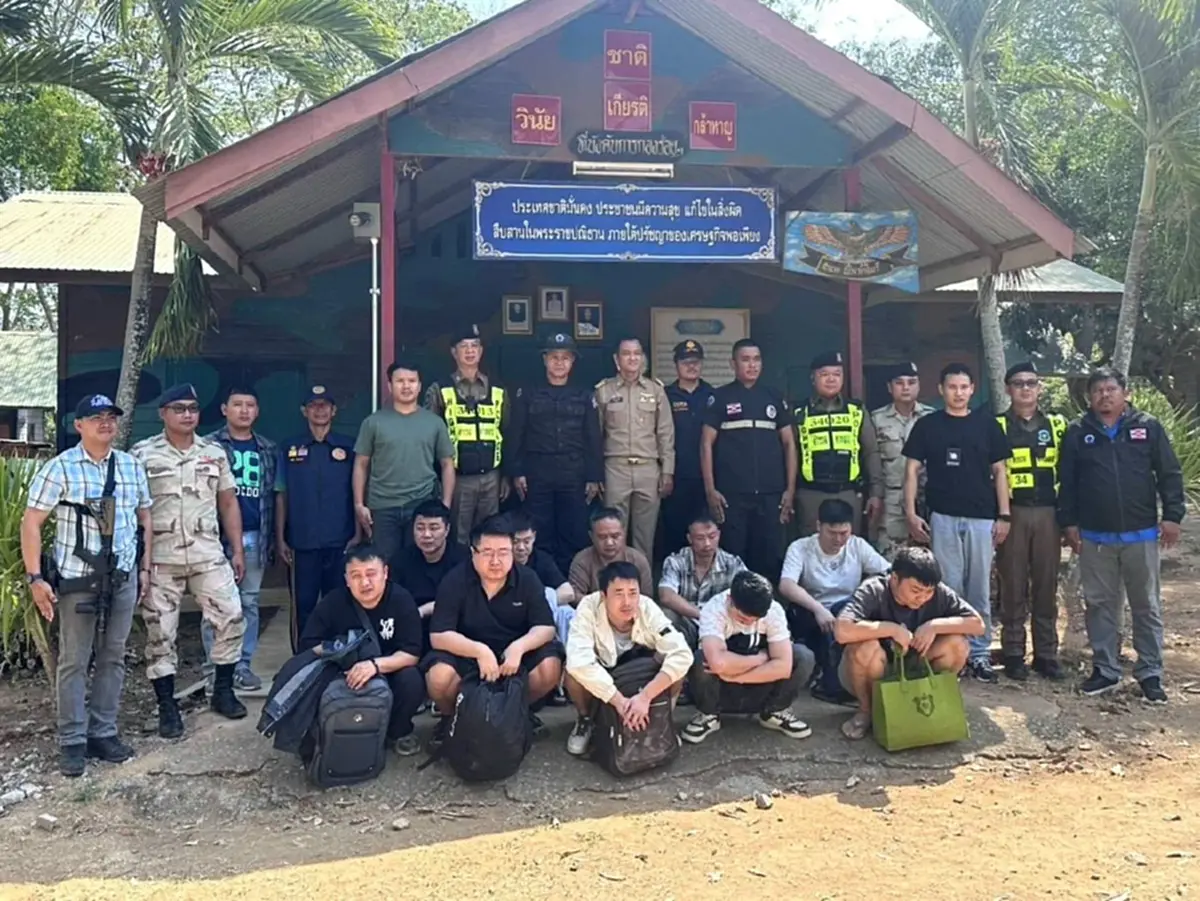 กองทัพเรือสกัดจับชาวจีน 10 ราย พร้อมโทรศัพท์มือถือ ลอบข้ามแดน