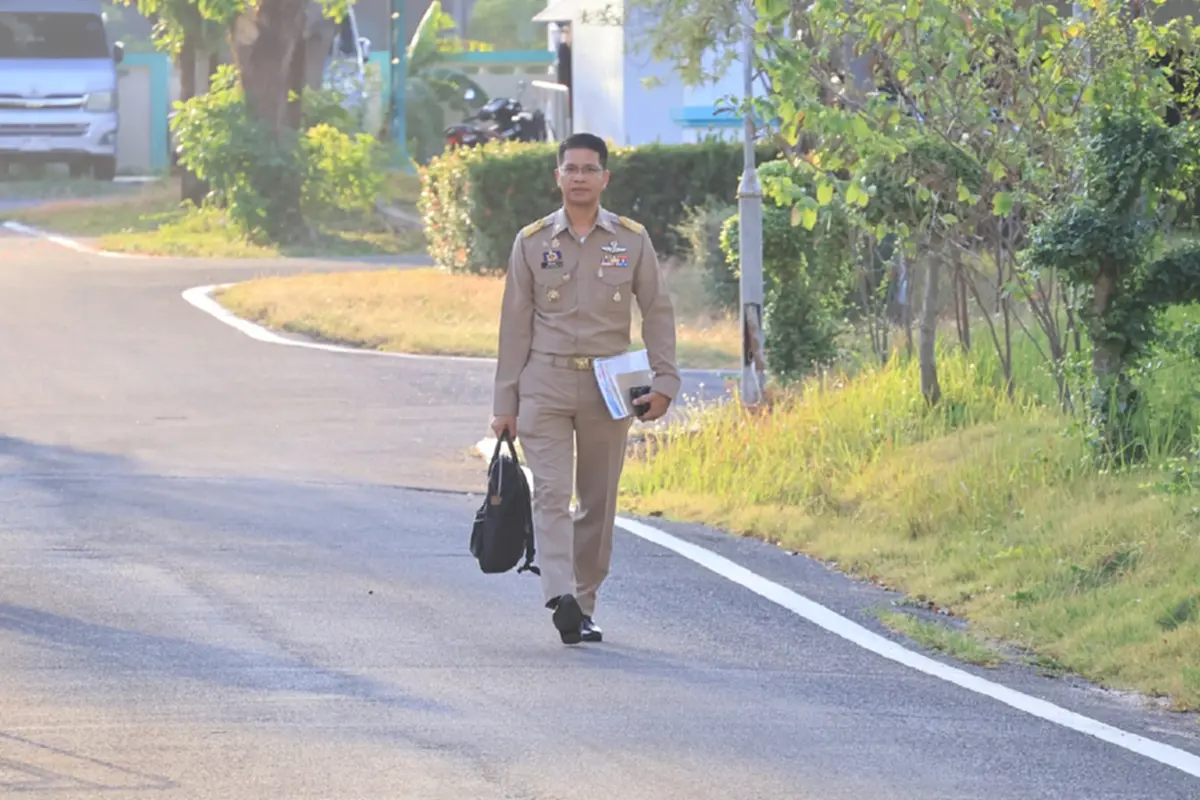 ผู้ว่าฯ สตูล เดินเท้าไปทำงานที่ศาลากลางฯ ลดการใช้พลังงาน