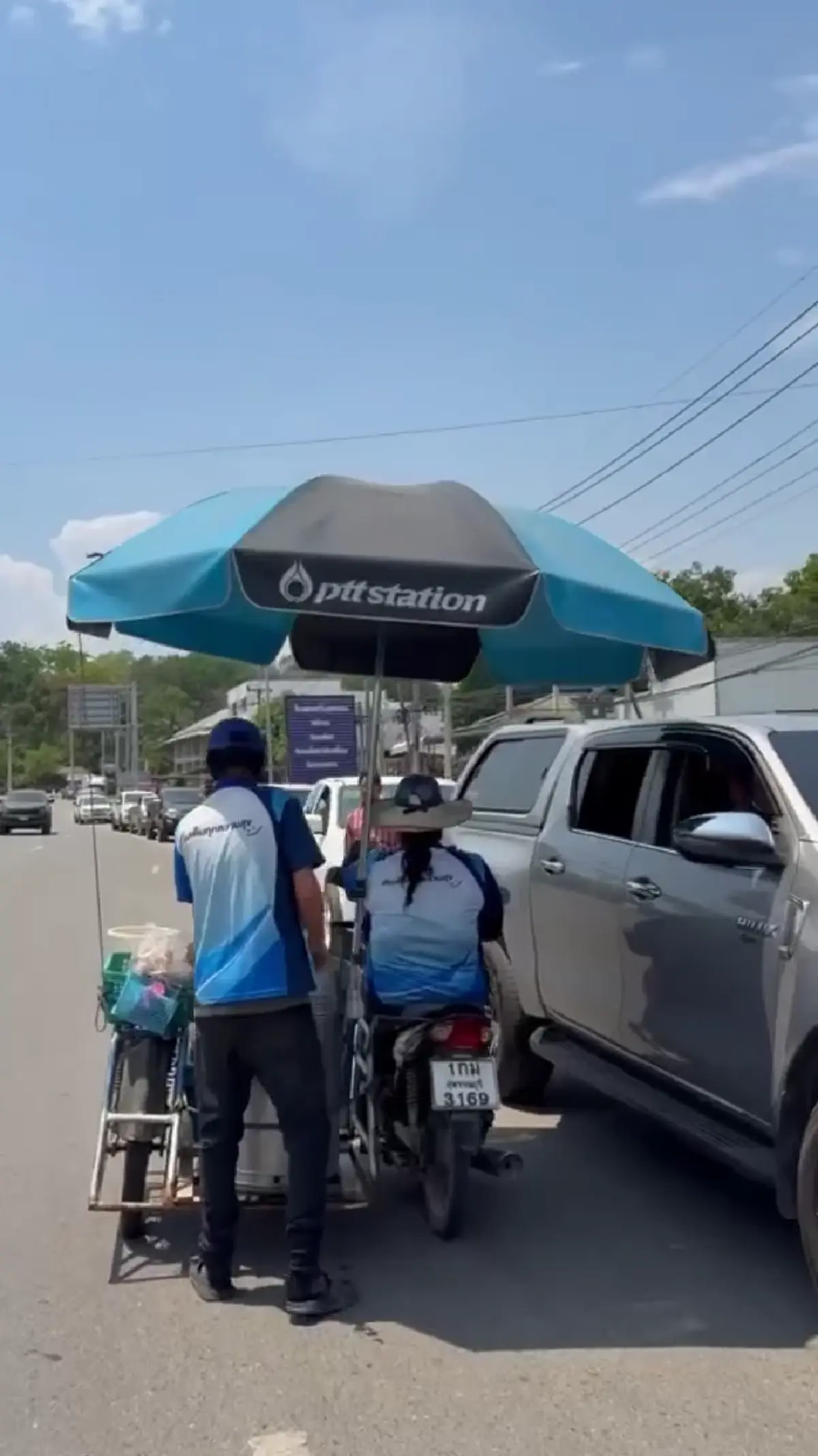 สุพรรณฯ น้ำใจงาม! ปั๊มด่านช้างแจกไอศกรีมคลายร้อนคนรอเติมน้ำมัน