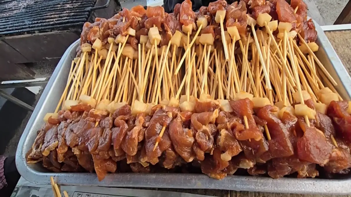 สู้เพื่อลูกค้า! หมูปิ้ง ไม้ละ 2 บาท ยันไม่ขึ้นราคาแม้ต้นทุนพุ่ง