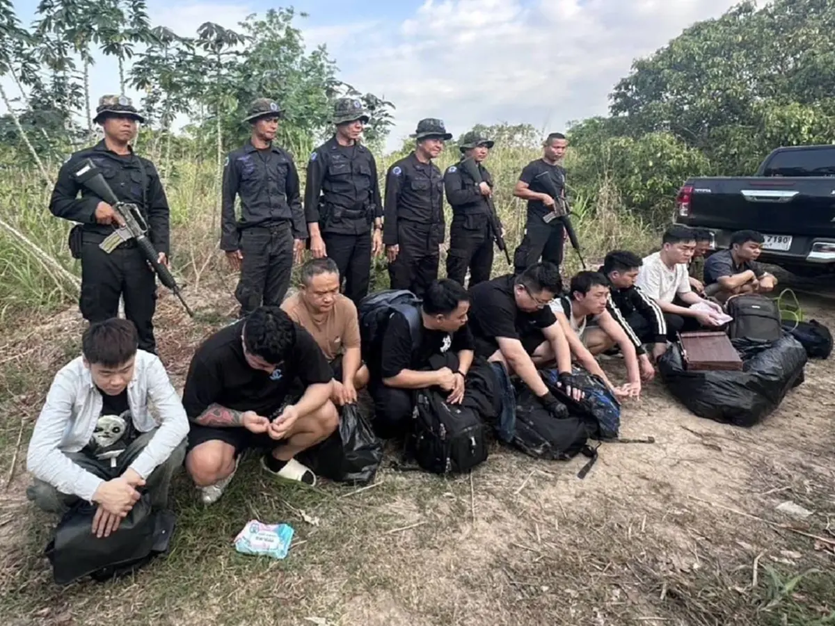 กองทัพเรือสกัดจับชาวจีน 10 ราย พร้อมโทรศัพท์มือถือ ลอบข้ามแดน