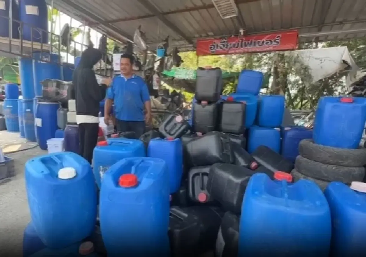 ชาวอ่างทองแห่ซื้อแกลลอนสำรองน้ำมัน ทำสินค้าขาดตลาดและราคาพุ่ง