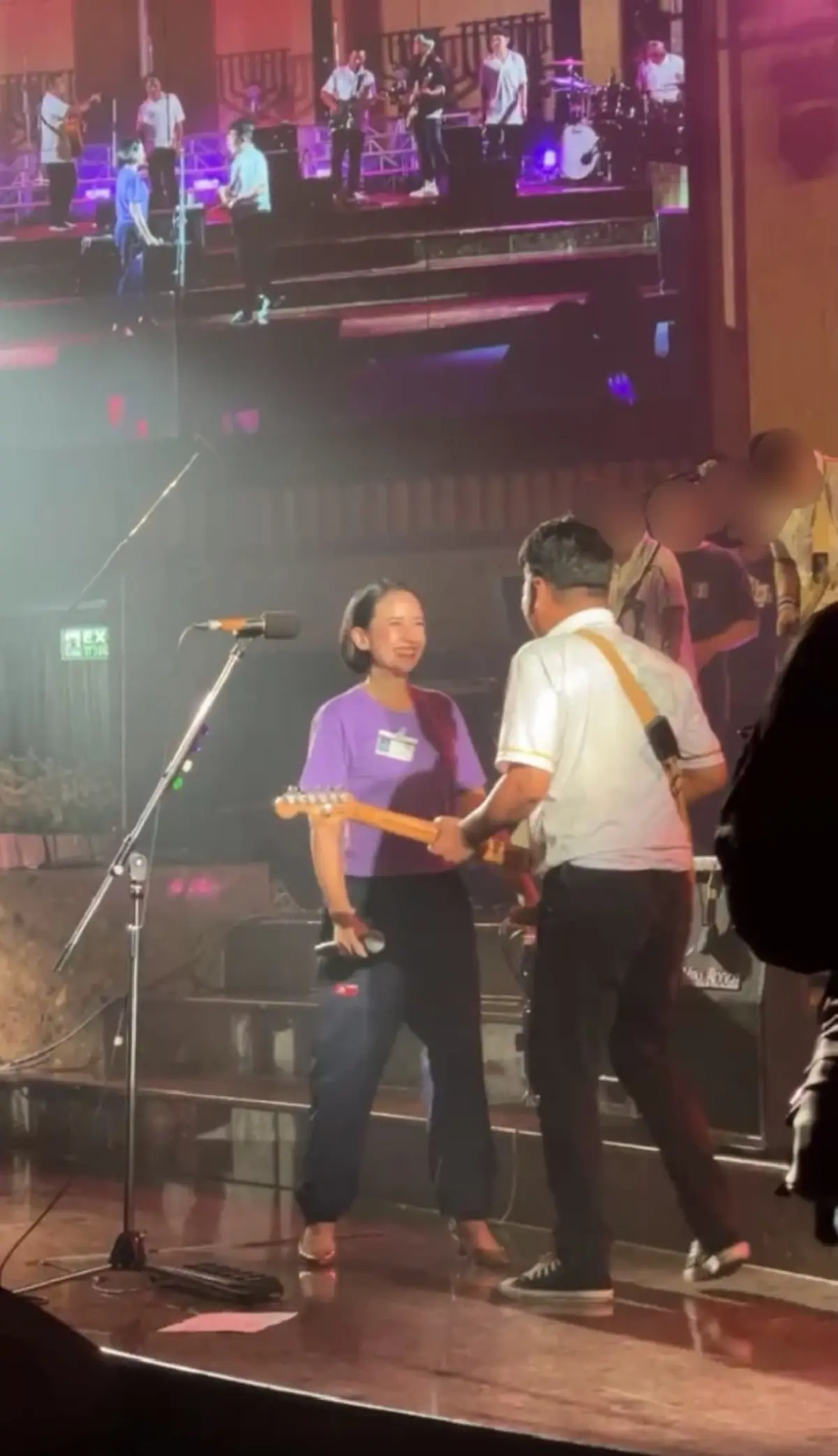 ภาพล่าสุด  ปุ๊กกี้ ปริศนา ขึ้นเวทีร้องเพลง เสก โลโซ เล่นกีตาร์ให้
