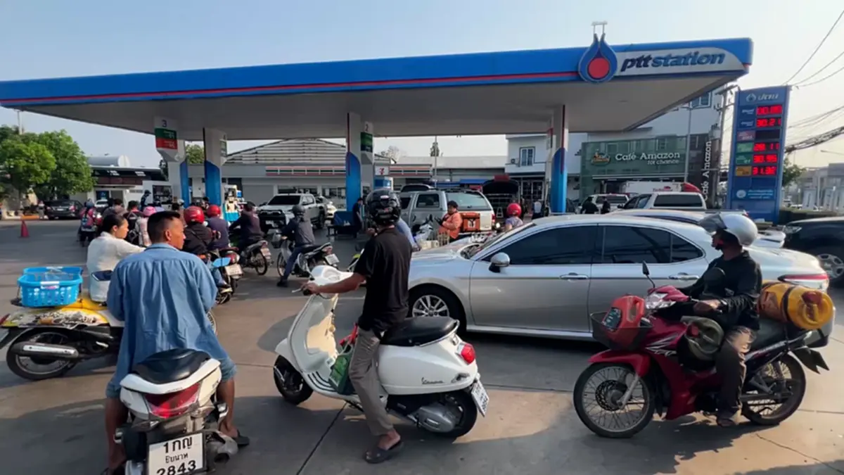 วิกฤตหนัก! แห่ต่อคิวเติมน้ำมันยาวเหยียด 1 กม. หามา 3 วัน 10 ปั๊มเพิ่งได้เติม