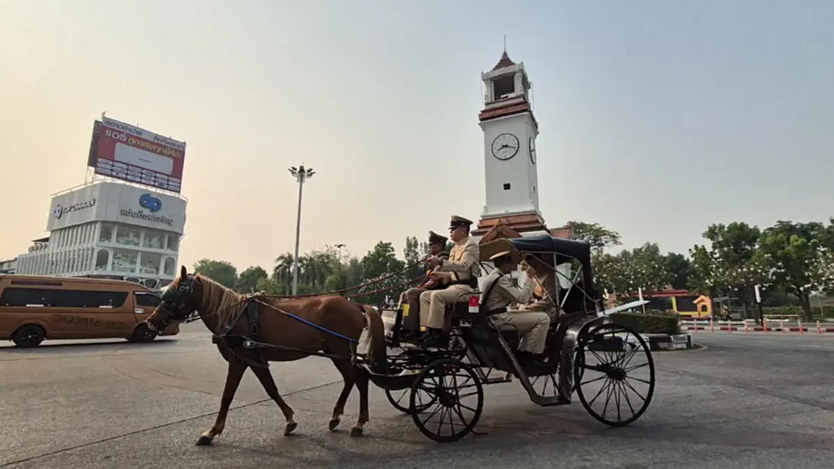 ฮือฮา! ตำรวจลำปางใช้ "รถม้า" เป็นสายตรวจ รับยุคน้ำมันแพง!