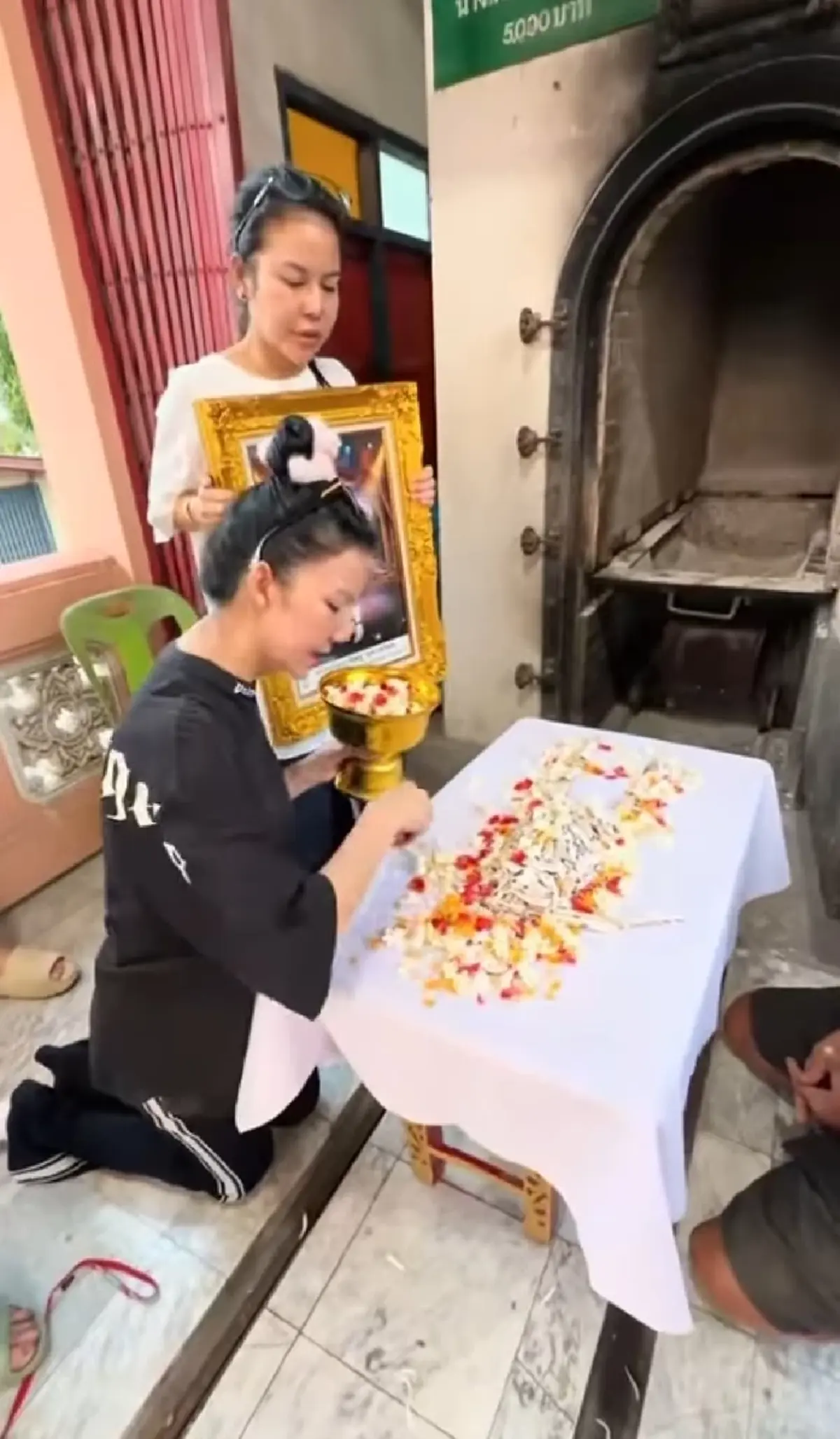 อายุจริงแท้จริง - พ.ศ. เกิด คุณพ่อประดิษฐ์ จ๊ะ นงผณี ทำพิธีเก็บอัฐิ