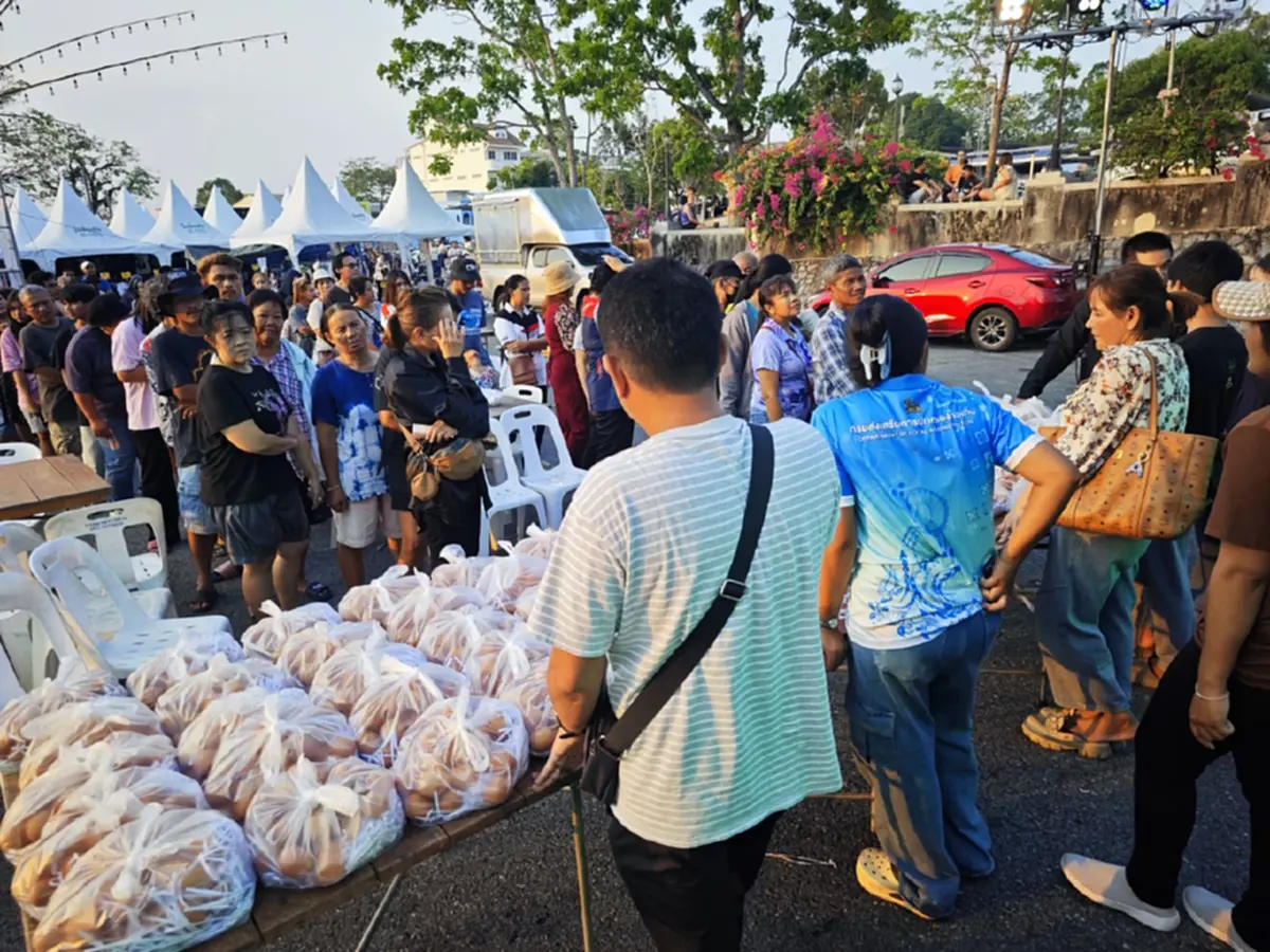 แห่ต่อคิว! ตลาดทับเที่ยงช่วยลดรายจ่าย ขายไข่ไก่แผงละ 50 บาท 