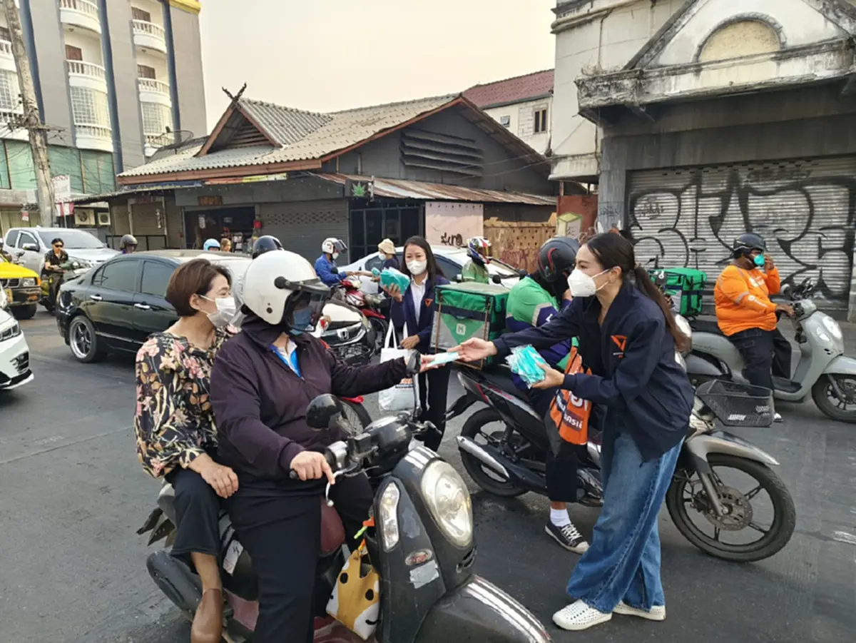 สส.พรรคประชาชนชูป้ายรับนายก จี้รัฐแก้ฝุ่นเชียงใหม่ยั่งยืน