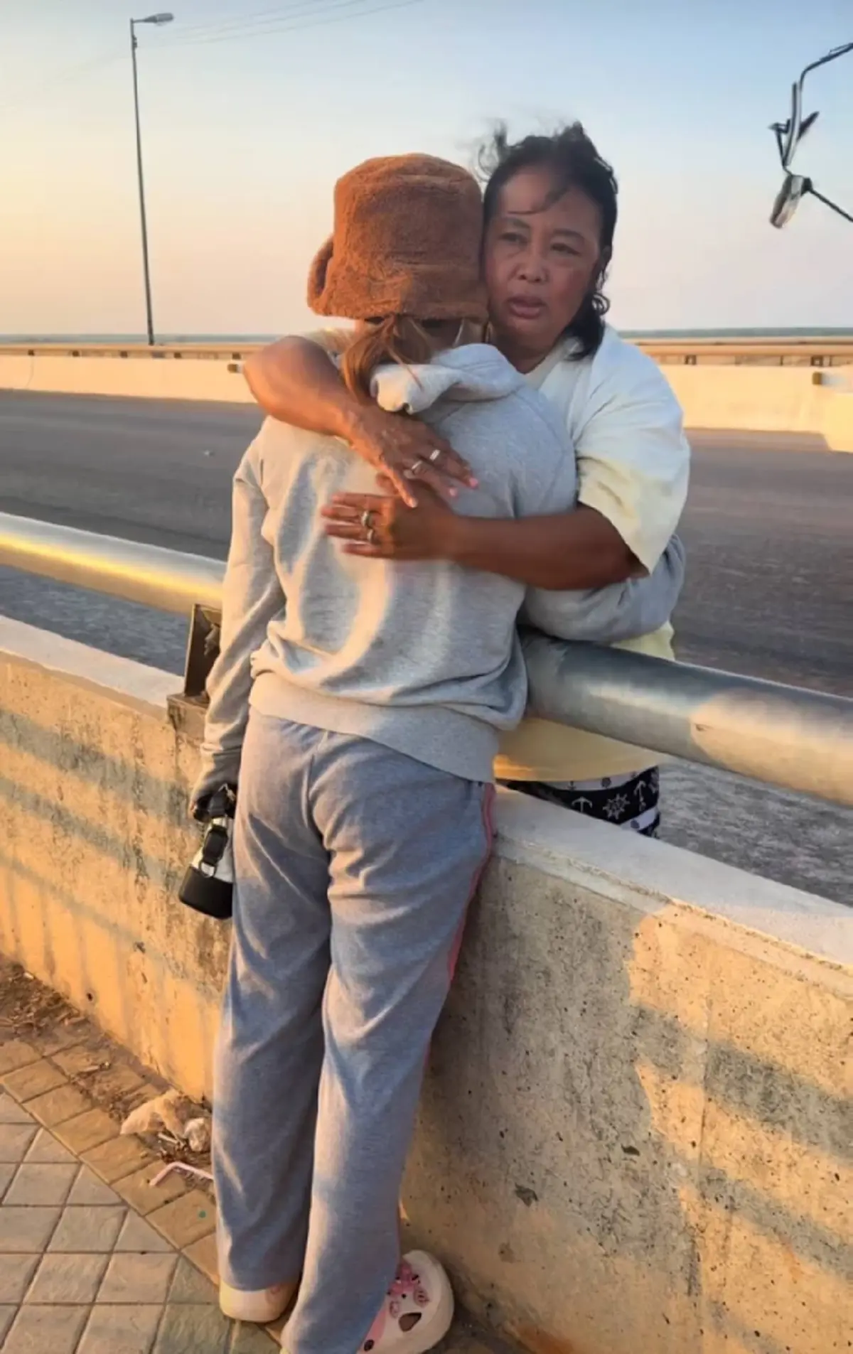 นาทีชีวิต แม่ลูกฮีโร่ ช่วยสาวกลางสะพาน ก่อนเกิดเหตุไม่คาดคิด