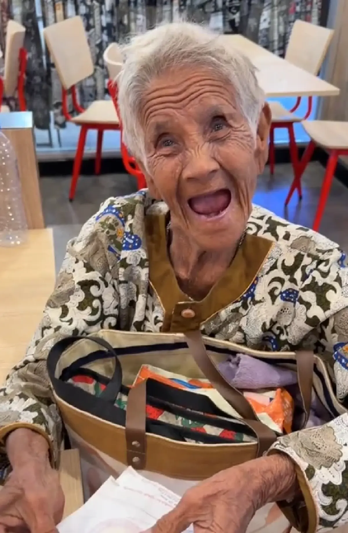 สาวควักช่วยทันที หลังเห็นยายนั่งเครียด ไม่มีเงินจ่ายค่าไฟ