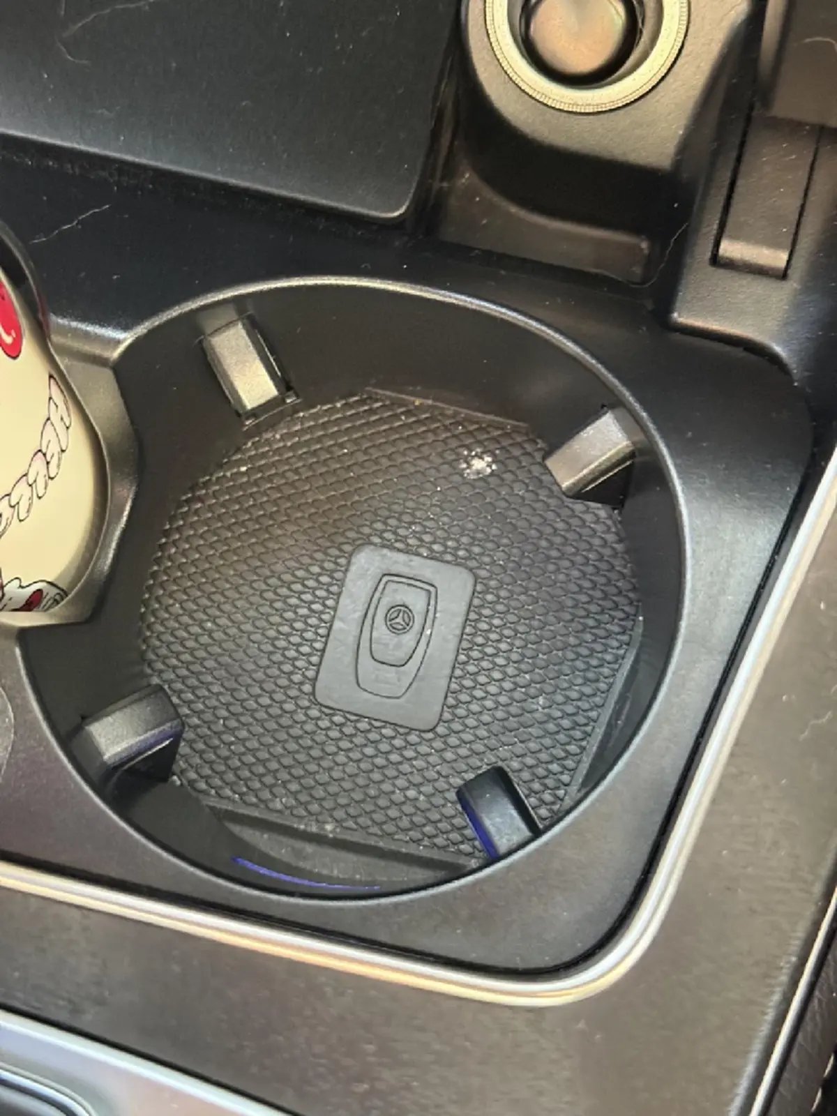 สัญลักษณ์กุญแจรถในช่องวางแก้วคืออะไร แท้จริงแล้วสำคัญมาก?