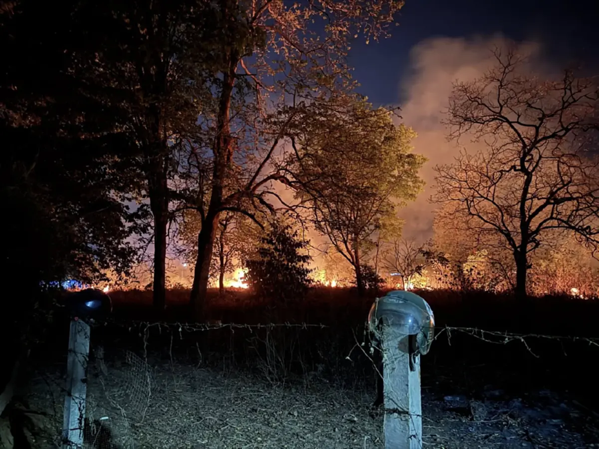ลอบเผาขยะลามทุ่ง! ไฟไหม้ใกล้ชุมชนโคราช ระดมรถดับเพลิงคุม!