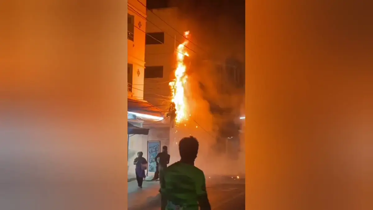 ไฟไหม้สายสื่อสารอยุธยาวอด ชาวบ้านผวาสายห้อยระโยงระยางหน้าบ้าน