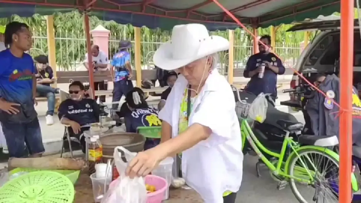 ป้าโมโหเพื่อนเบี้ยวนัดวันไหล ขนครกตำส้มตำเลี้ยงกู้ภัยแทน