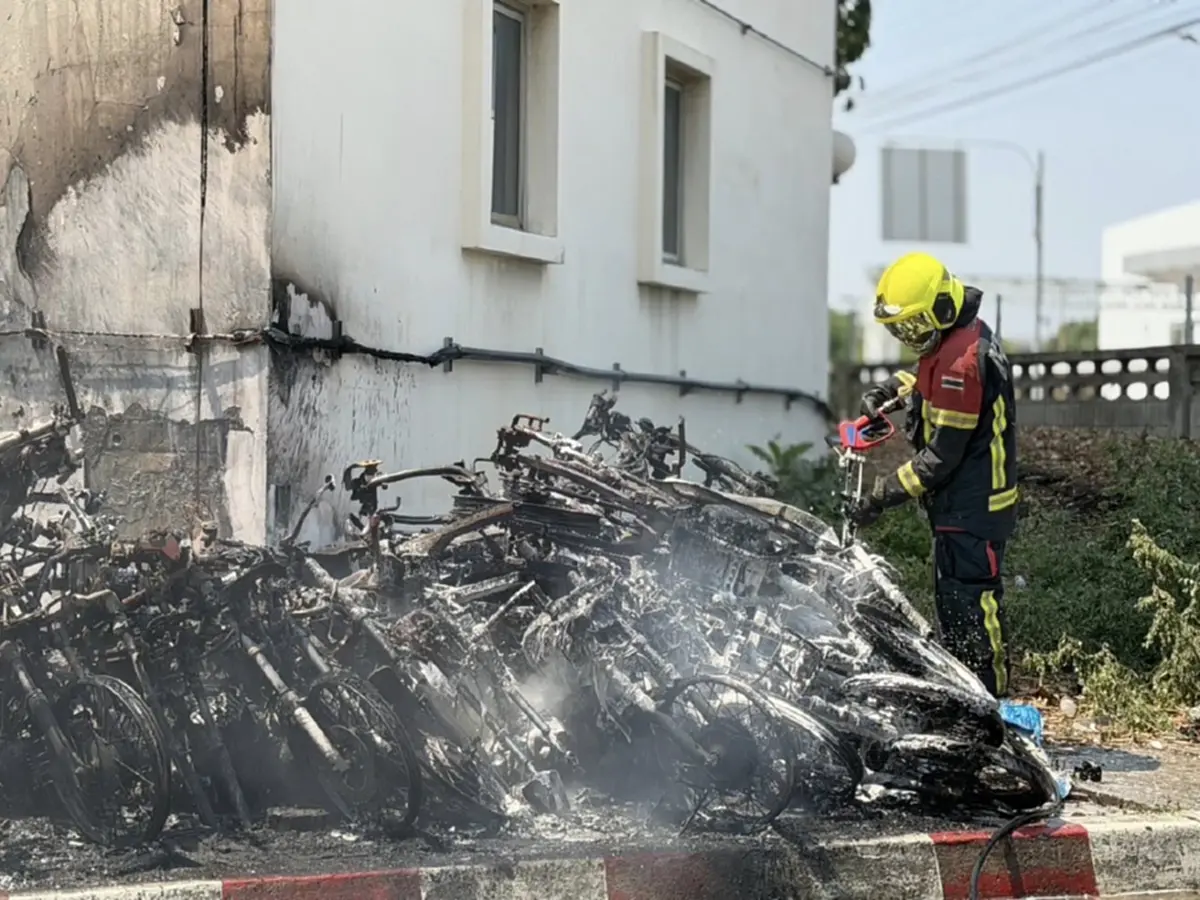 ระทึก! ไฟไหม้รถ จยย. ซอยแจ้งวัฒนะ 5 ลุกลามรถยนต์ เพลิงสงบใน 10 นาที