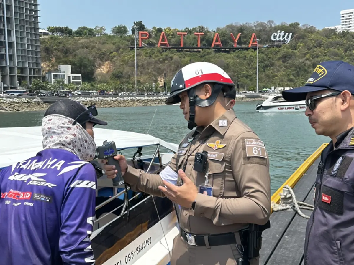 สภ.พัทยาคุมเข้มเกาะล้าน! สุ่มเป่าแอลกอฮอล์คนขับเรือ–รถรับจ้าง